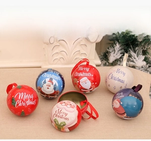 Detail von runden Weihnachtsdosen aus Weißblech mit festlichen Motiven und Seidenbändern