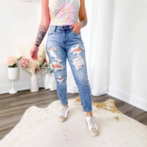 Jean skinny bleu clair avec déchirures et ourlet brut pour femme style urbain