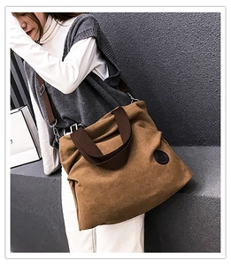 Sac cabas en toile marron avec écusson latéral et bandoulière sur le mannequin