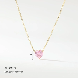 Collar de acero dorado con colgante corazón rosa y detalles de medida en 40cm de longitud