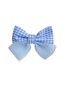 Gros plan détaillé du nœud en tissu vichy bleu et blanc avec voiles d'organza doux