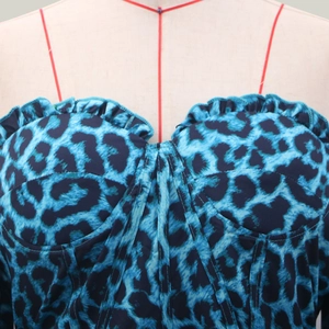 Detail des blauem Leopardenmuster-Sommerkleides mit Rüschenbüste auf der Schneiderpuppe