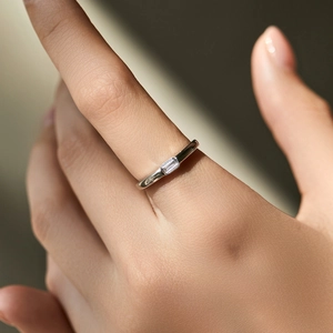 Minimalist s925 silver ring featuring a sparkling rectangular solitaire gemstone