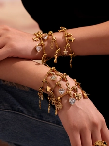 Détail d'un bracelet doré multicouche avec pendentifs cœur en zircon et étoile