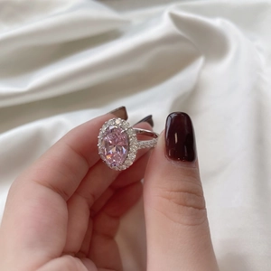 Détail d'une bague en argent sterling S925 avec zircon rose ovale et sertissage halo