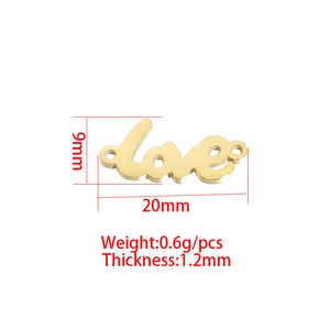 Détail du pendentif 'love' doré montrant les dimensions 20x9mm et l'épaisseur de 1,2mm