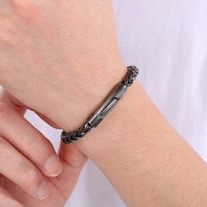 Dettaglio del bracciale a catena a spiga in acciaio inossidabile con chiusura in metallo