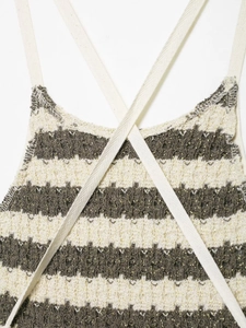 Dettaglio del tessuto a maglia a righe beige e tortora con eleganti fili d'oro lucidi