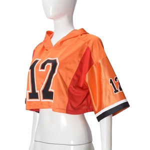 Détail du sweat à capuche court de sport orange en maille respirante avec imprimé numéro 12