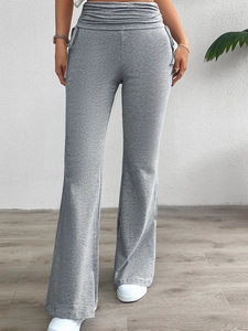 Gros plan du pantalon évasé gris à taille haute avec détail de taille plissée