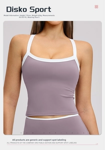 Détail du débardeur de yoga mauve avec liseré blanc contrasté et tissu technique extensible