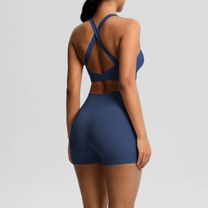 Detailansicht der hochtaillierten Fitness-Shorts und Sport-BH in Dunkelblau