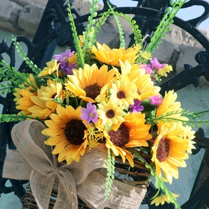 Cesto appeso con girasoli artificiali, fiocco in juta e felci per decorazione giardino