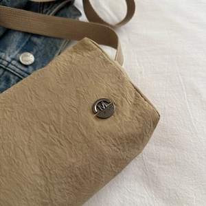 Borsa a tracolla kaki impermeabile in nylon con texture a pieghe e placca fashion