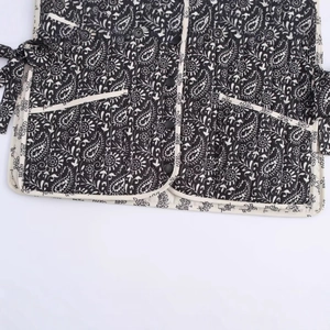 Gilet trapuntato con stampa paisley, bottoni neri tondi e tasche laterali pratiche