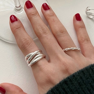Nahaufnahme von minimalistischen 925er Sterling Silber Ringen im Mehrschicht Design