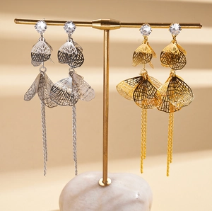 Boucles d'oreilles pompons plaquées or 18k avec éventail ajouré et pierres en zircon