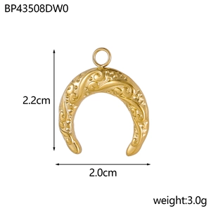 Détail du pendentif lune avec gaufrage de vignes et dimensions de 2,2 cm x 2,0 cm