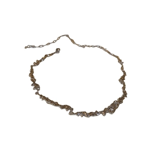 Collana in metallo a pieghe irregolari stile lava con design attorcigliato moderno
