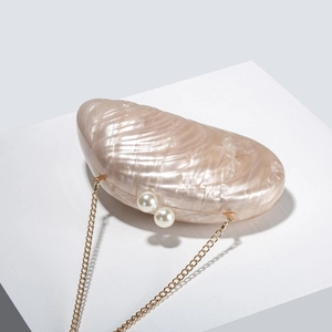 Elegante perlmuttfarbene Acryl-Abendtasche in Muschelform mit abnehmbarer Goldkette