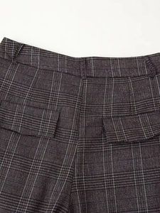 Vue détaillée du pantalon à carreaux gris foncé montrant la taille et le rabat de poche