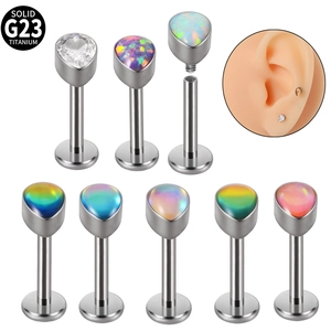 Détail des piercings labret en titane G23 avec filetage interne et gemmes en opale coeur