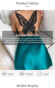 Détail de la broderie en dentelle papillon noire au dos de la robe nuisette en satin vert