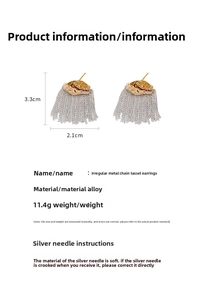 Détail des boucles d'oreilles à pompons en chaîne avec élément doré et dimensions