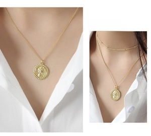 Collier en argent sterling 925 avec pendentif pièce Elizabeth sur chemise blanche