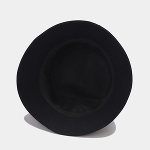 Vue détaillée de l'intérieur d'un bob noir montrant la bande de confort et les coutures de bord