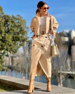 Dettaglio della giacca trench corta kaki con polsini con cintura e gonna a bottoni