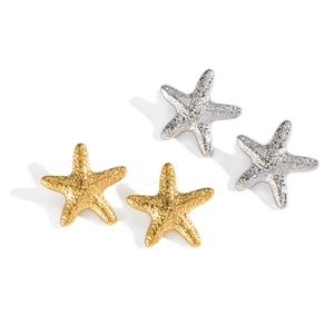 Pendientes de estrella de mar texturizados en oro y plata con efecto mate martillado