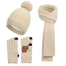 Dettaglio della maglia di un set invernale beige con berretto, sciarpa e guanti touch screen
