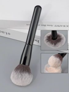 Détails des poils souples dégradés d'un pinceau à poudre noir pour le maquillage