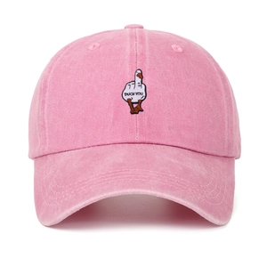 Close-up van een stijlvolle roze gewassen baseballpet met 'DUCK YOU' gans borduursel.