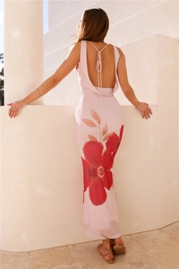 Detailaufnahme des rückenfreien Designs und Blumenmusters am pinkfarbenen Sommer-Maxikleid