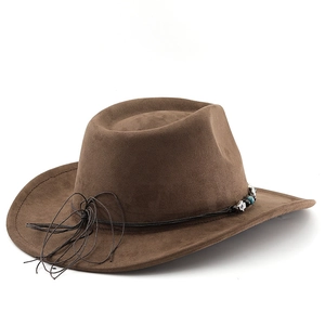 Chapeau de cowboy marron foncé en suédine avec ceinture ethnique et larges bords courbés