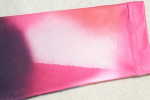 Détail macro d'une manche en tricot élastique avec dégradé violet et coutures plates nettes