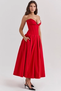 Detalle del vestido corsé rojo sin tirantes con ballenas y falda plisada voluminosa