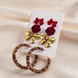 Set di 6 orecchini vintage con rose di velluto rosso e cerchi con stampa leopardata