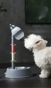 Höhenverstellbarer Trinkbrunnen für Hunde mit weißem Hund in minimalistischem Design