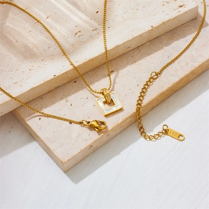 Goldene Edelstahlkette mit quadratischem Anhänger aus weißer Muschel und Diamantakzenten