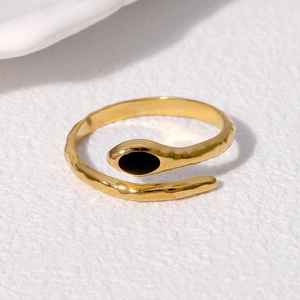 Minimalistischer schlangenförmiger Ring in Goldoptik mit schwarzen Details und Hammerschlag