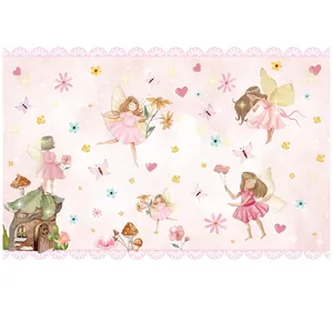 Détail de fées avec maison champignon et papillon sur nappe de fête en aquarelle