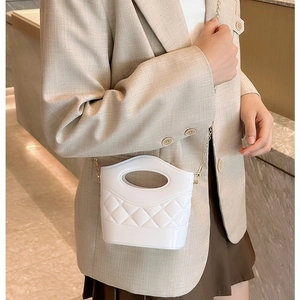 Mini borsa a secchiello bianca trapuntata con catena in metallo e manico superiore