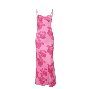 Detailansicht des rosa Bodycon-Maxikleids mit 3D-Blumenstickerei und Korsett-Bustier