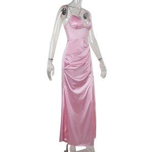Vue détaillée de la robe en satin rose avec bretelles en strass et fronces latérales