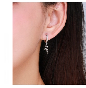 Gros plan d'une boucle d'oreille en argent s925 avec pendentif serpent au style élégant