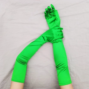Dettagli di guanti lunghi in raso verde brillante con pieghe eleganti e lucidi