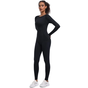 Dettaglio del set sportivo nero in maglia senza cuciture con texture a compressione yoga